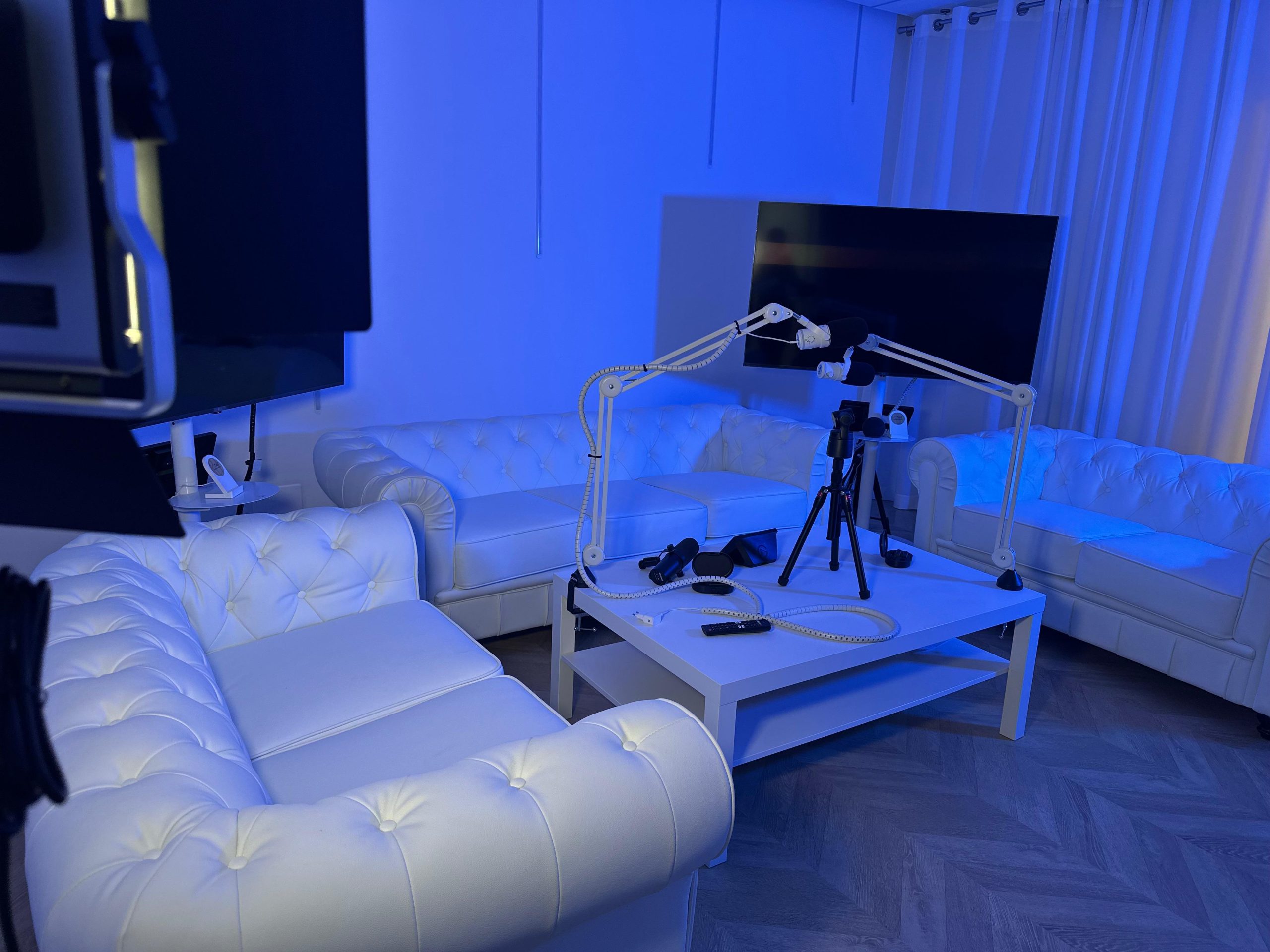 Sala de podcast con luz azul